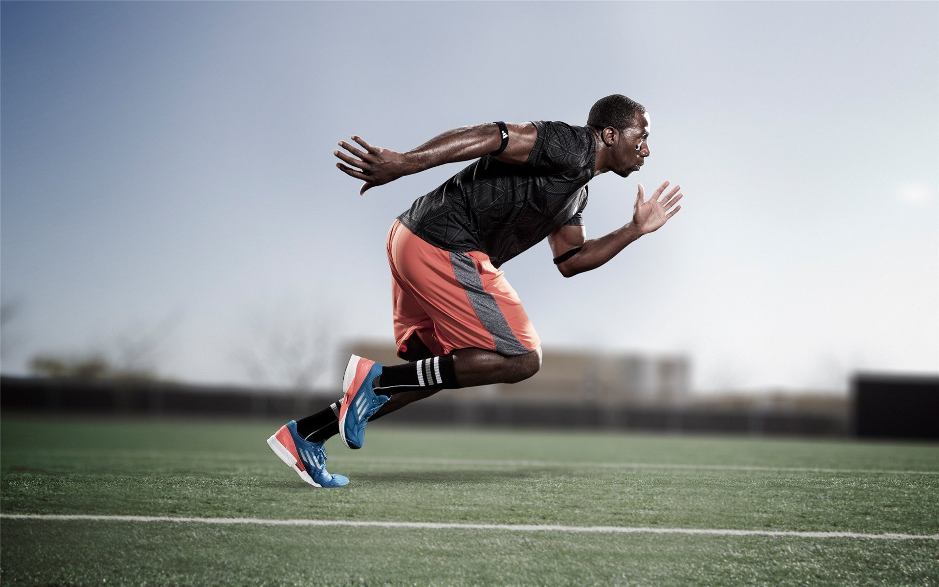 安东·李恩：全黑队中场的“控制塔”，稳定场上节奏，指引进攻方向